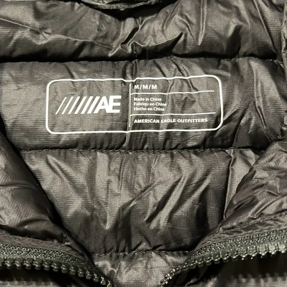 American Eagle black puffer vest men’s size medium two large pockets zip up - Picture 2 of 8